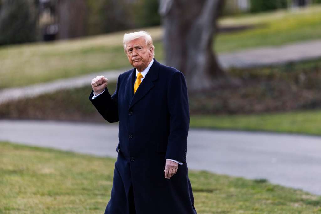 WASHINGTON (United States), 08/03/2025.- US President Donald Trump gestures as he departs the Oval Office for Florida in Washington, DC, USA, 07 March 2025. EFE/EPA/JIM LO SCALZO