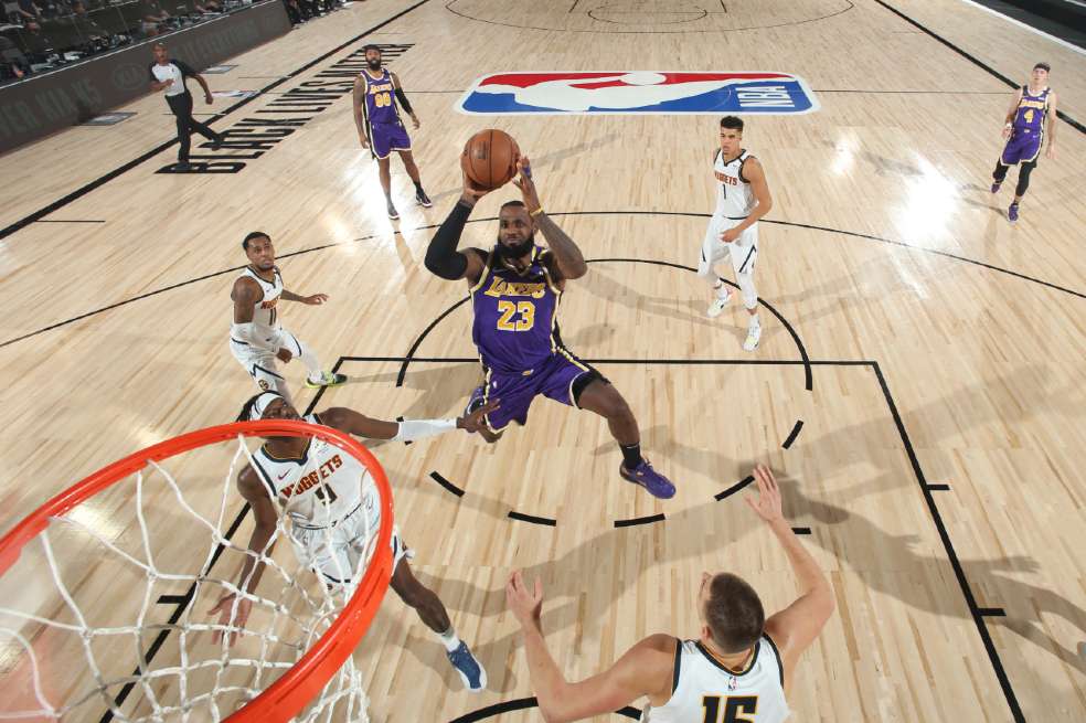 Lebron James en el partido contra los Denver Nuggets.