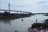 Hallan cuerpo de niño y buscan a un adulto arrastrados por arroyo en Barranquilla
