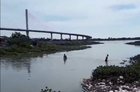 Hallan cuerpo de niño y buscan a un adulto arrastrados por arroyo en Barranquilla