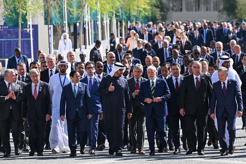 Los Jefes de Estado de todo el mundo descienden por Al Wasl tras la foto de grupo durante la Conferencia de las Naciones Unidas sobre el Cambio Climático COP28 en Expo City Dubái.