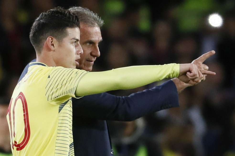 El técnico Carlos Queiroz y James Rodríguez, una de las cuotas de talento en la selección de fútbol de Colombia.