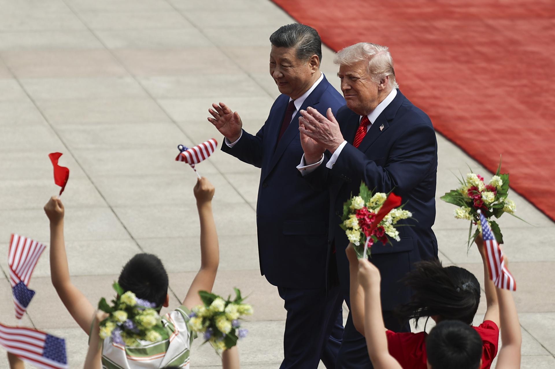 FOTODELDÍA EPA2188. BEIJING (CHINA), 14/05/2026.- El presidente chino, Xi Jinping, y el presidente estadounidense, Donald Trump, interactúan con unos niños durante una ceremonia de bienvenida celebrada este jueves, en el Gran Salón del Pueblo de Pekín (China). EFE/EPA/Maxim Shemetov / POOL