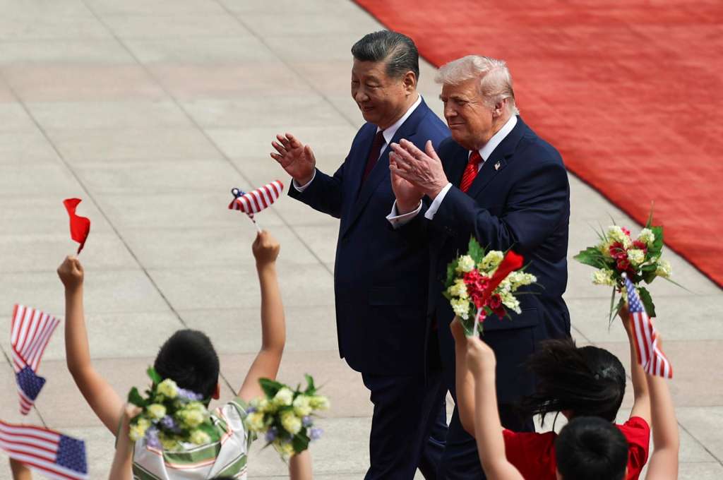 FOTODELDÍA EPA2188. BEIJING (CHINA), 14/05/2026.- El presidente chino, Xi Jinping, y el presidente estadounidense, Donald Trump, interactúan con unos niños durante una ceremonia de bienvenida celebrada este jueves, en el Gran Salón del Pueblo de Pekín (China). EFE/EPA/Maxim Shemetov / POOL