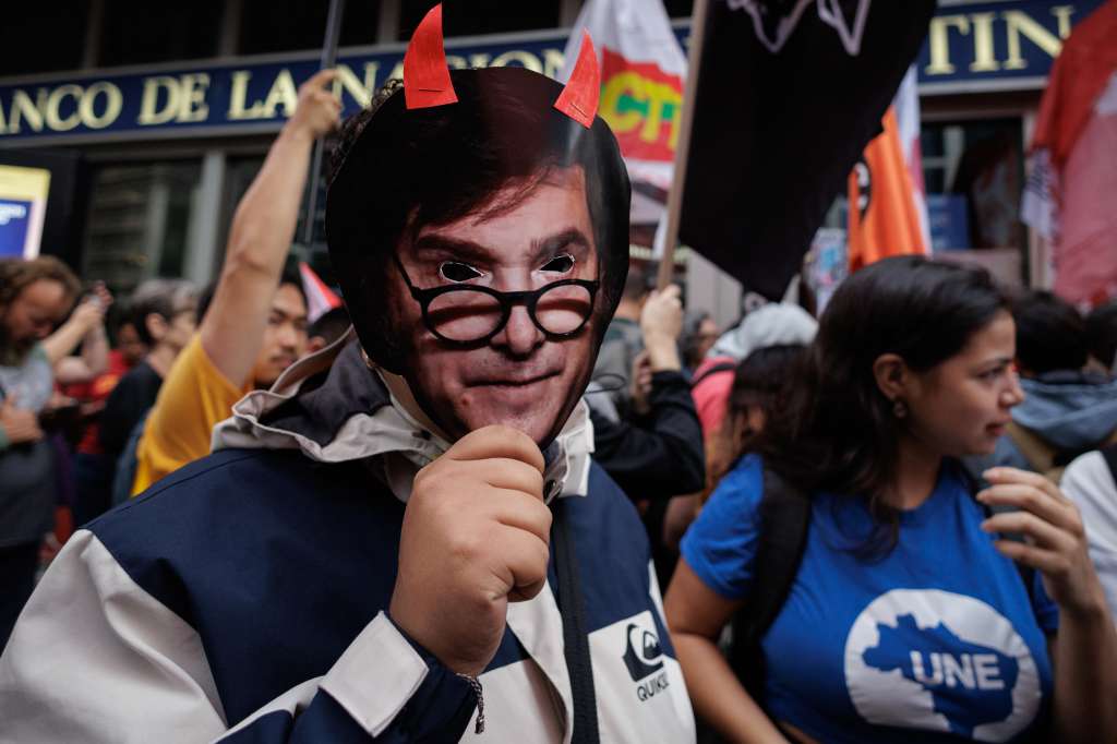 BRA100. SAO PAULO (BRASIL), 24/01/2024.- Un manifestante con una mascara de Milei se reúne hoy, frente al consulado argentino, en São Paulo (Brasil). Los sindicatos brasileños se manifestaron este miércoles enfrente a las representaciones diplomáticas de Argentina en São Paulo y Brasilia contra la política económica ultraliberal del presidente argentino, Javier Milei, y en apoyo a la huelga en el país vecino. EFE/ Isaac Fontana