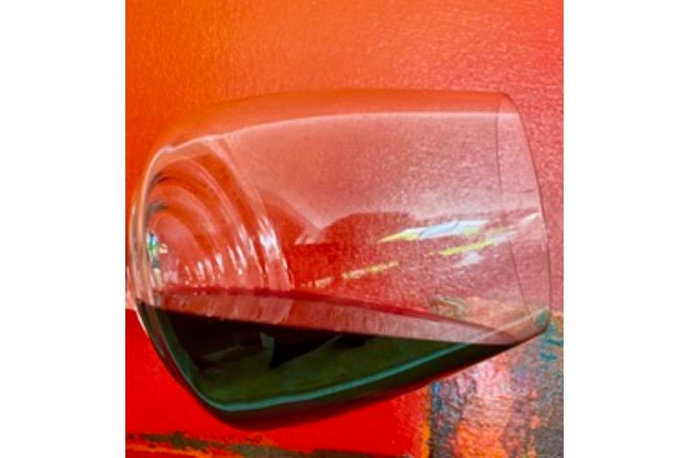 Imagen de una copa de vino con vino tinto.