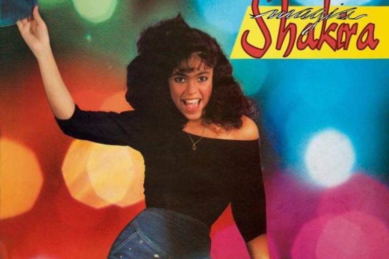 En sus inicios, la barranquillera lucía una melena corta, voluminosa y rizada al natural. En ese entonces, Shakira tenía 15 años y estaba comenzando su carrera musical.