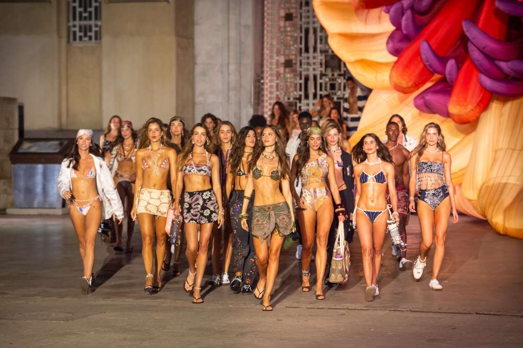 Imagen de la pasarela inaugural de Colombiamoda 2025. / Inexmoda