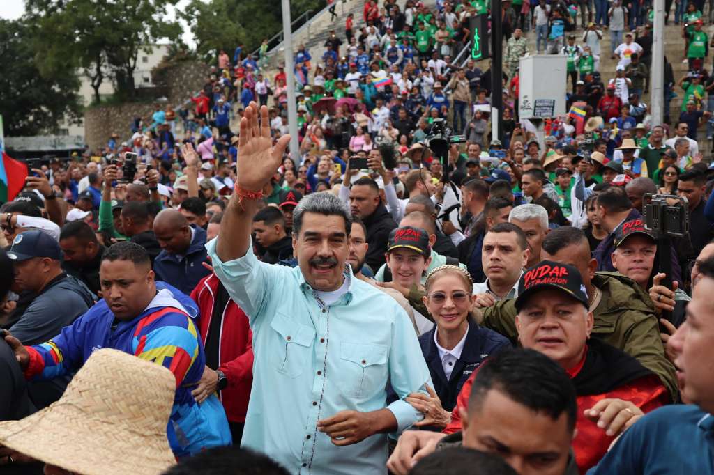 AME7267. CARACAS (VENEZUELA), 10/12/2025.- El presidente de Venezuela, Nicolás Maduro (c), participa en una manifestación convocada por el Partido Socialista Unido de Venezuela (PSUV) este miércoles, en Caracas (Venezuela).EFE/ Miguel Gutiérrez