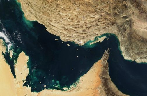 Vista satélite del estrecho de Ormuz, que vive ahora en estado prebélico minado de petroleros y buques de guerra.