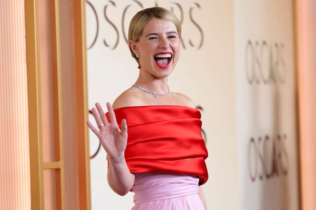 Jessie Buckley, una de las favoritas de la noche por ‘Hamnet’, eligió un palabra de honor de Chanel hecho a medida en tonos rosa y rojo. / EFE/EPA/Ryan Sun