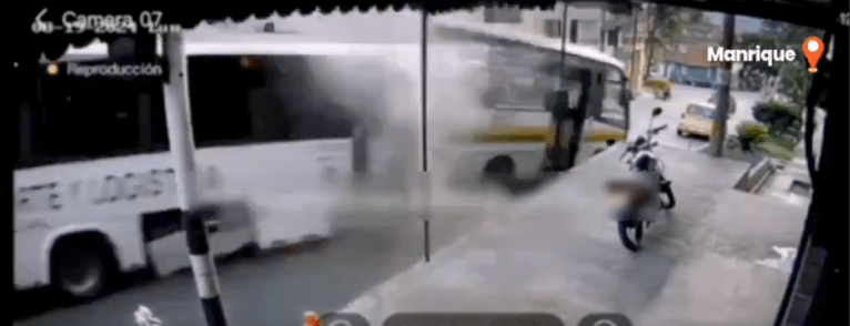 Cámara de seguridad registró momento exacto de accidente en Manrique, en Medellín