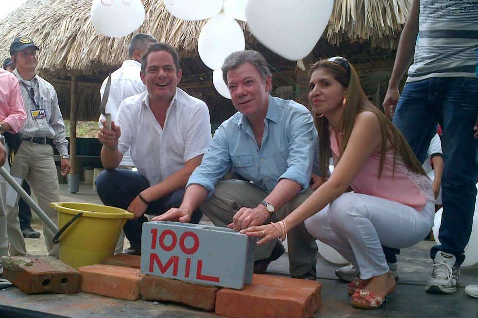 El ministro de Vivienda, Germán Vargas; el presidente Juan Manuel Santos y Thibet Guerrero alcaldesa de El Carmen. / Cortesía
