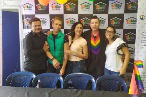 Emprendedores colombianos construyen escuelas en África con ladrillos de plástico