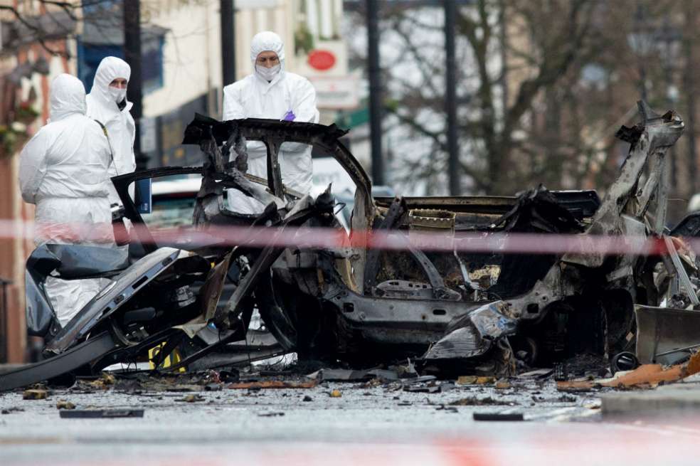 Los forenses de la Policía de Irlanda del Norte inspeccionan los restos del coche bomba que explotó el pasado sábado en Derry, Irlanda del Norte.
/ AFP