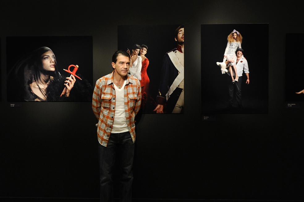 La primera exposición fotográfica de Antonio Banderas se denominó ‘Secretos sobre negro’ (2010). / AFP.