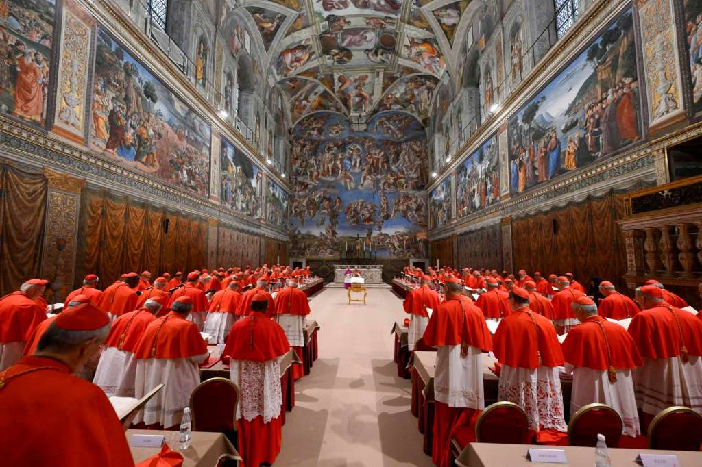 VATICAN CITY (Vatican City State (Holy See)), 09/05/2025.- A handout picture provided by the Vatican Media shows newly elected Pope Leo XIV and cardinals in the conclave at the Sistine Chapel, in Vatican City, 08 May 2025. (Papa, Cardenal) EFE/EPA/VATICAN MEDIA HANDOUT HANDOUT EDITORIAL USE ONLY/NO SALES
