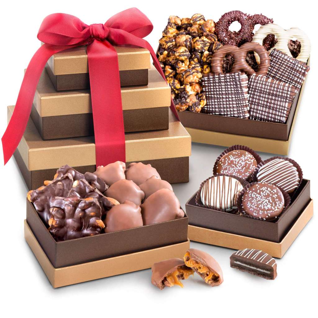 Torre de regalo con caramelos, chocolates y crocantes.