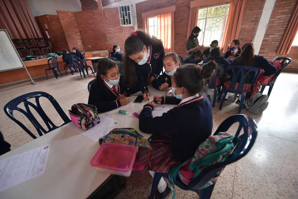Club de matemáticas enfocado en estudiantes mujeres en el Colegio Villa de San Diego de Ubaté