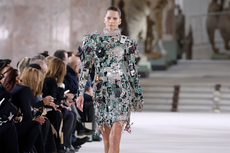La nueva y viral colección de Schiaparelli, una oda al cine de ciencia ficción