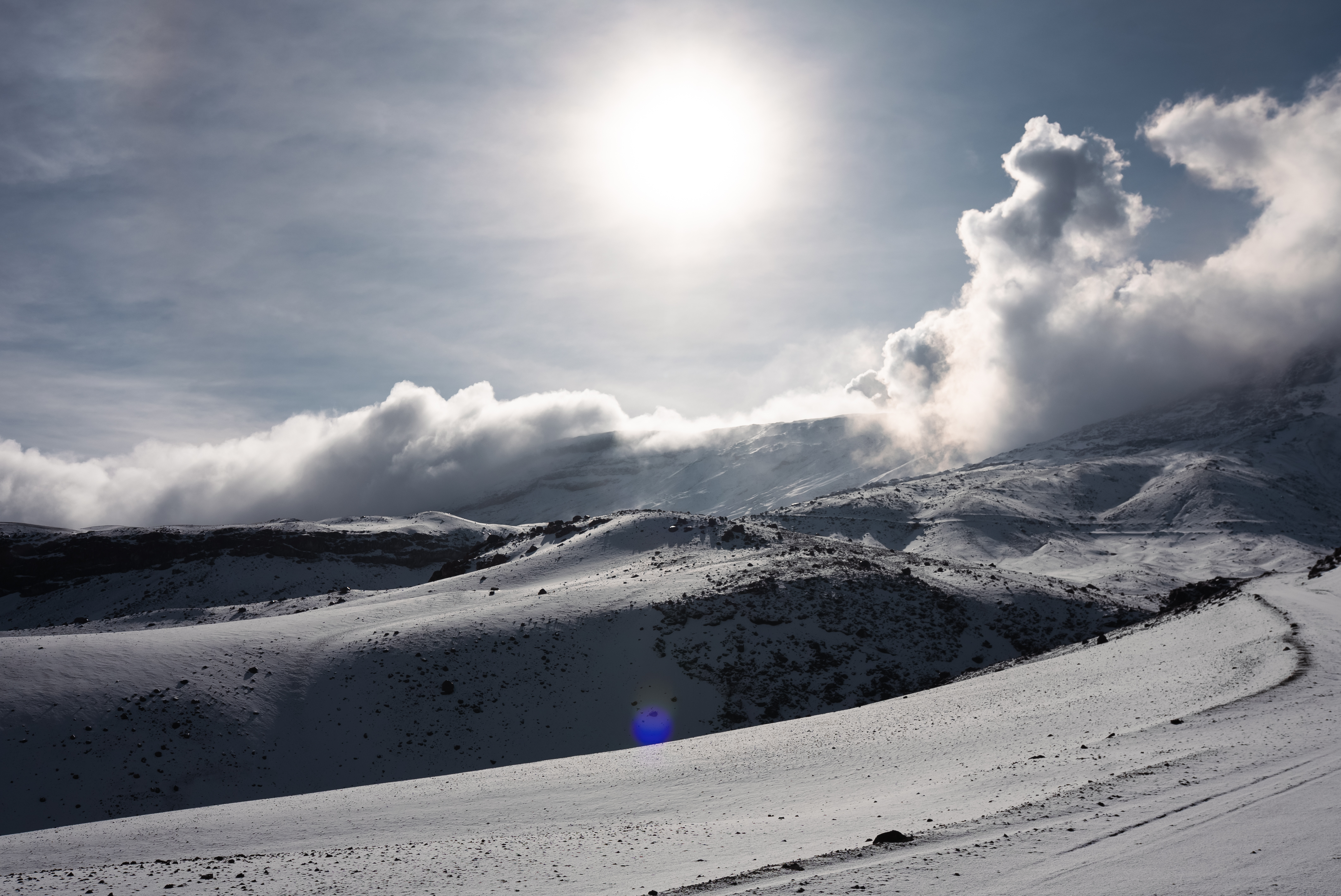 El Nevado del Ruiz no tiene la forma de un cono volcánico perfecto, sino la de una cima ancha e irregular —una especie de meseta glaciar de unos siete kilómetros cuadrados— formada por múltiples erupciones y depósitos superpuestos a lo largo de miles de años. /Santiago Ramírez.