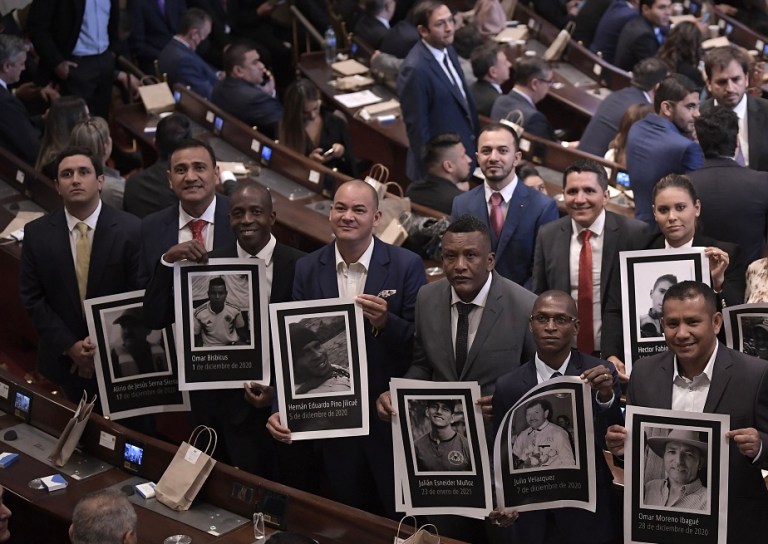 Diálogos con ex–AUC: representantes de las víctimas en el Congreso piden entrada