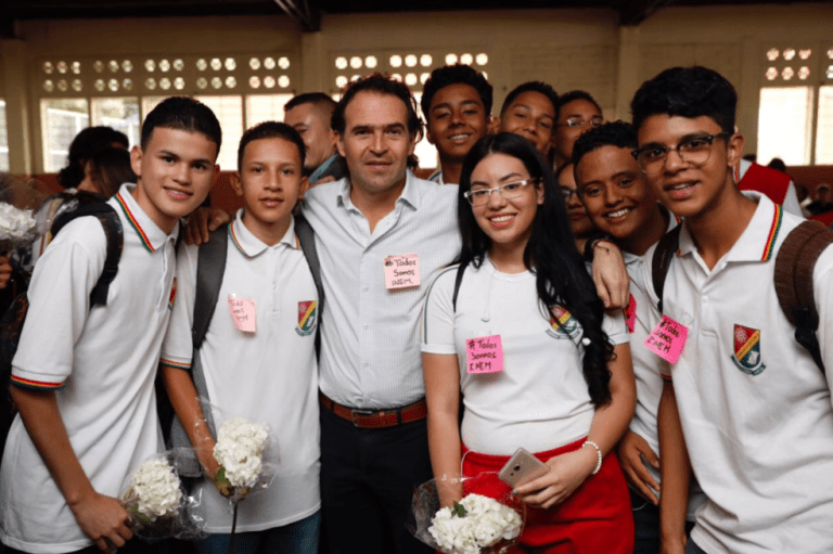 El INEM le dijo no a la violencia en un acto simbólico junto a Federico Gutiérrez