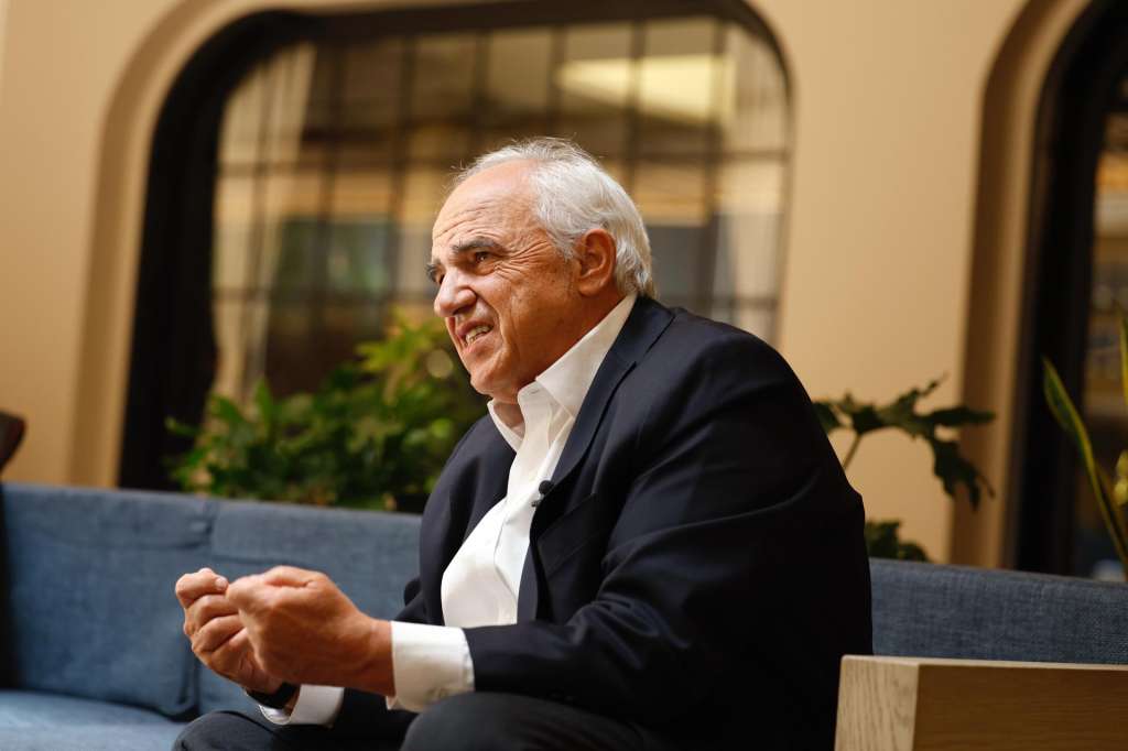 MEX1356. CIUDAD DE MÉXICO (MÉXICO), 01/05/2025.- El expresidente colombiano Ernesto Samper habla durante una entrevista con EFE este miércoles, en la Ciudad de México (México). Samper aseguró que "lamentablemente, el gran proyecto de cambio" planteado por el actual mandatario, Gustavo Petro, "no se pudo hacer", pero celebró las reformas sociales impulsadas y la "oxigenización del sistema" con la llega de nuevos perfiles a puestos de poder en Colombia. EFE/ Sáshenka Gutiérrez