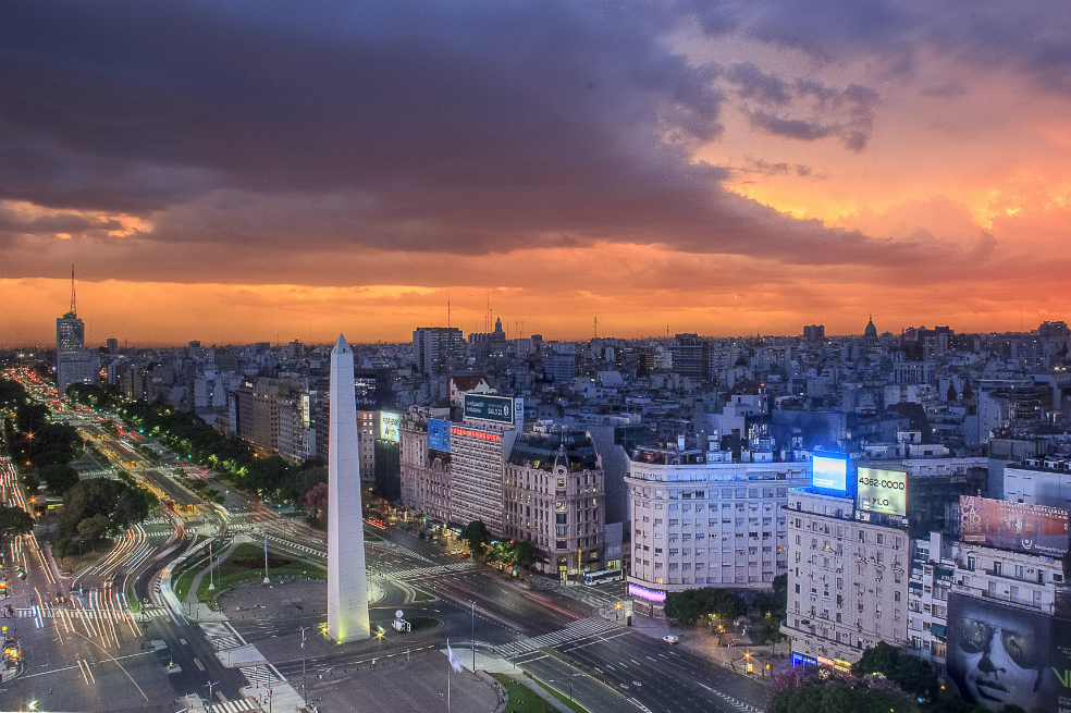 Además, con las últimas obras de urbanismo, se renovó y se convirtió en peatonal de 19 a 02 horas, entre Av. Callao y Libertad. Por este motivo, el Ente de Turismo de Buenos Aires recomienda dedicar una noche en la ciudad para no salir de la calle Corrientes y vivir una experiencia cultural bien porteña: ver una obra de teatro, deleitarse con una buena pizza con fainá y llevarse un excelente libro para leer en casa. Conozca más sobre todo lo que puede hacer este verano: