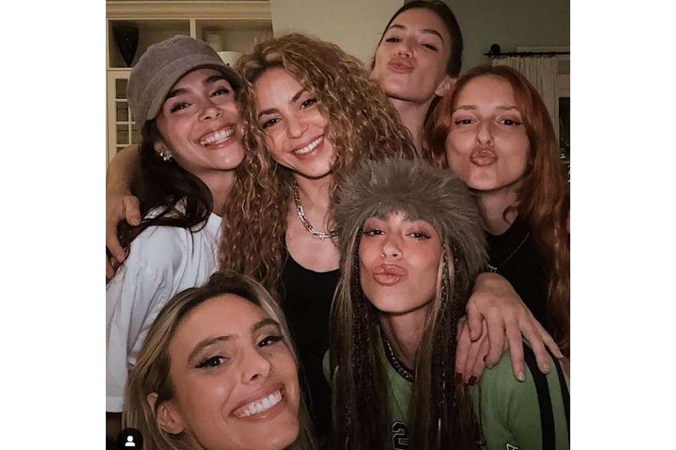 La cantante caleña expresó su emoción por compartir con Shakira en el estreno de ‘Soltera’, su nueva canción.