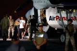 Primer vuelo de migrantes deportados, financiado por EE. UU., sale de Panamá