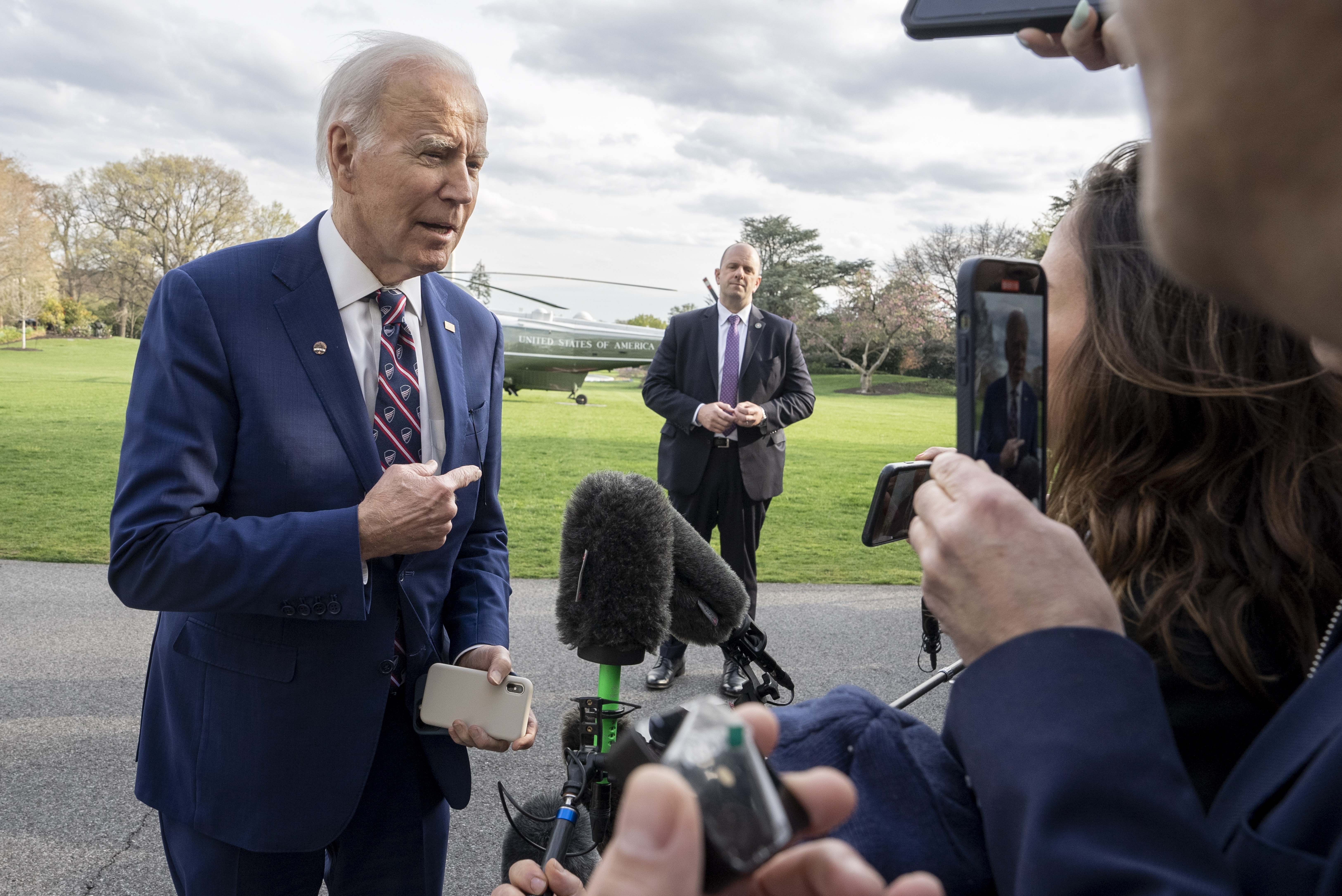 Washington (United States), 28/03/2023.- US President Joe Biden speaks with members of the media on the South Lawn of the White House after returning aboard Marine One, in Washington, DC, USA, 28 March 2023. Biden was in Morrisville, North Carolina touring Wolfspeed, a semiconductor manufacturer. (Estados Unidos) EFE/EPA/Ken Cedeno / POOL