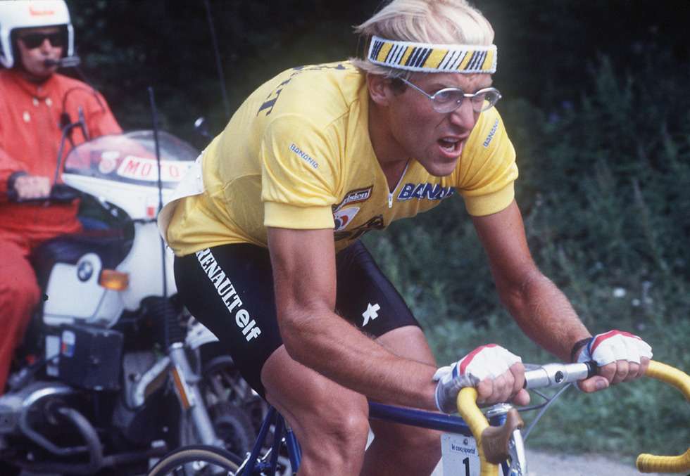 Laurent Fignon murió después de haber padecido un cáncer intestinal. En esta imagen se le ve pedaleando durante una etapa del Tour de Francia de 1984, del cual fue campeón.