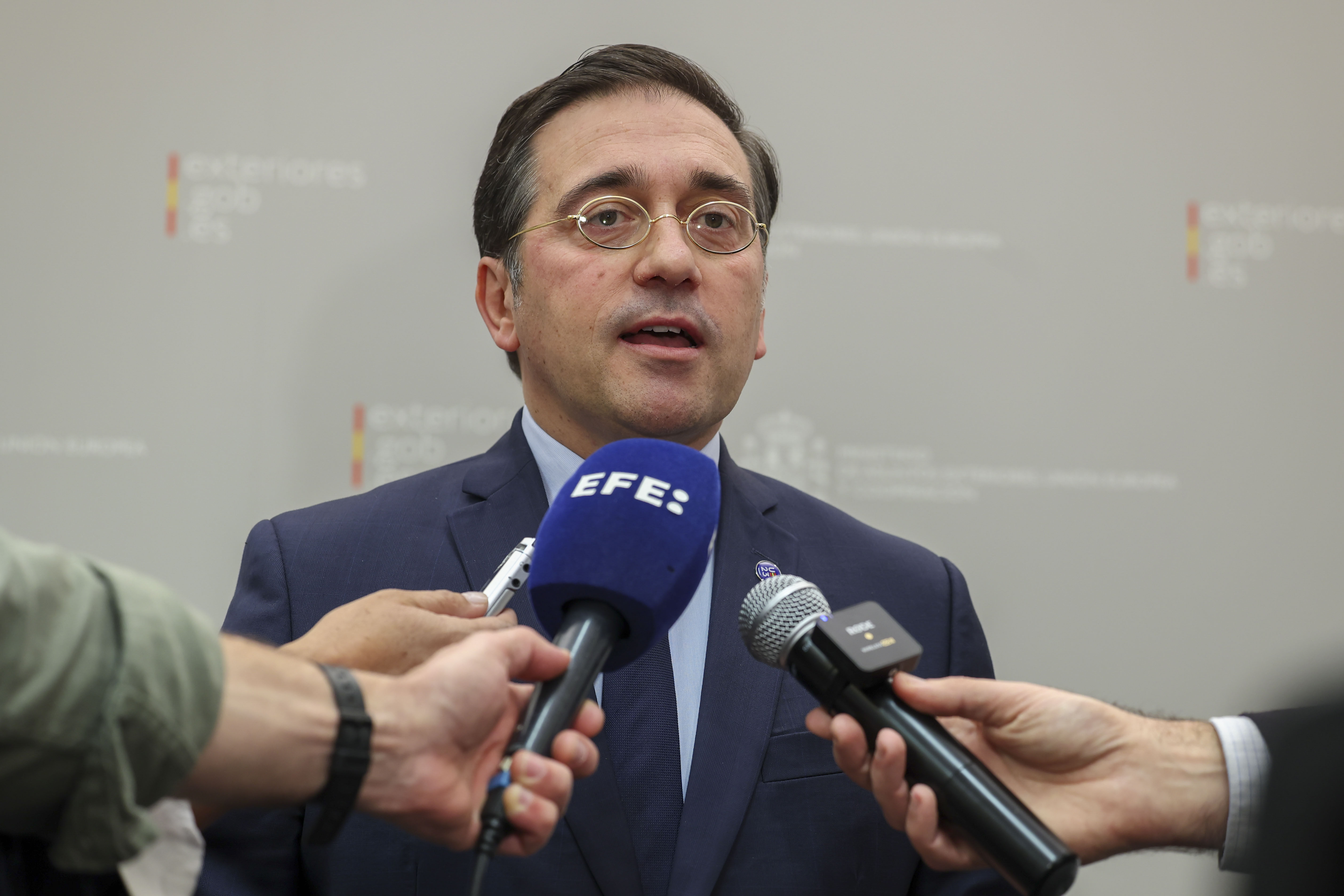 MADRID, 24/11/2023.- El ministro de Asuntos Exteriores, José Manuel Albares, ha respondido hoy al ministerio de Exteriores de Israel que sus acusaciones al presidente del Gobierno, Pedro Sánchez, son "totalmente falsas e inaceptables" y ha anunciado que España dará una respuesta "oportuna". Albares se ha pronunciado así, en una declaración oficial, después de que el Ministerio de Exteriores de Israel haya convocado a los embajadores de España y de Bélgica por las declaraciones del presidente del Gobierno, Pedro Sánchez, y el primer ministro belga, Alexander De Croo, en Egipto, al considerarlas un "apoyo al terrorismo". EFE/ Kiko Huesca