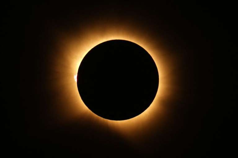 Este es un fenómeno que ocurre ocasionalmente, pues la Luna no orbita en el mismo plano exacto que el Sol y la Tierra, explica la Nasa.