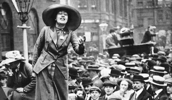 Sylvia Pankhurst, en una de sus tantas reuniones con las mujeres inglesas de finales del Siglo XIX y comienzos del XX. / Cortesía
