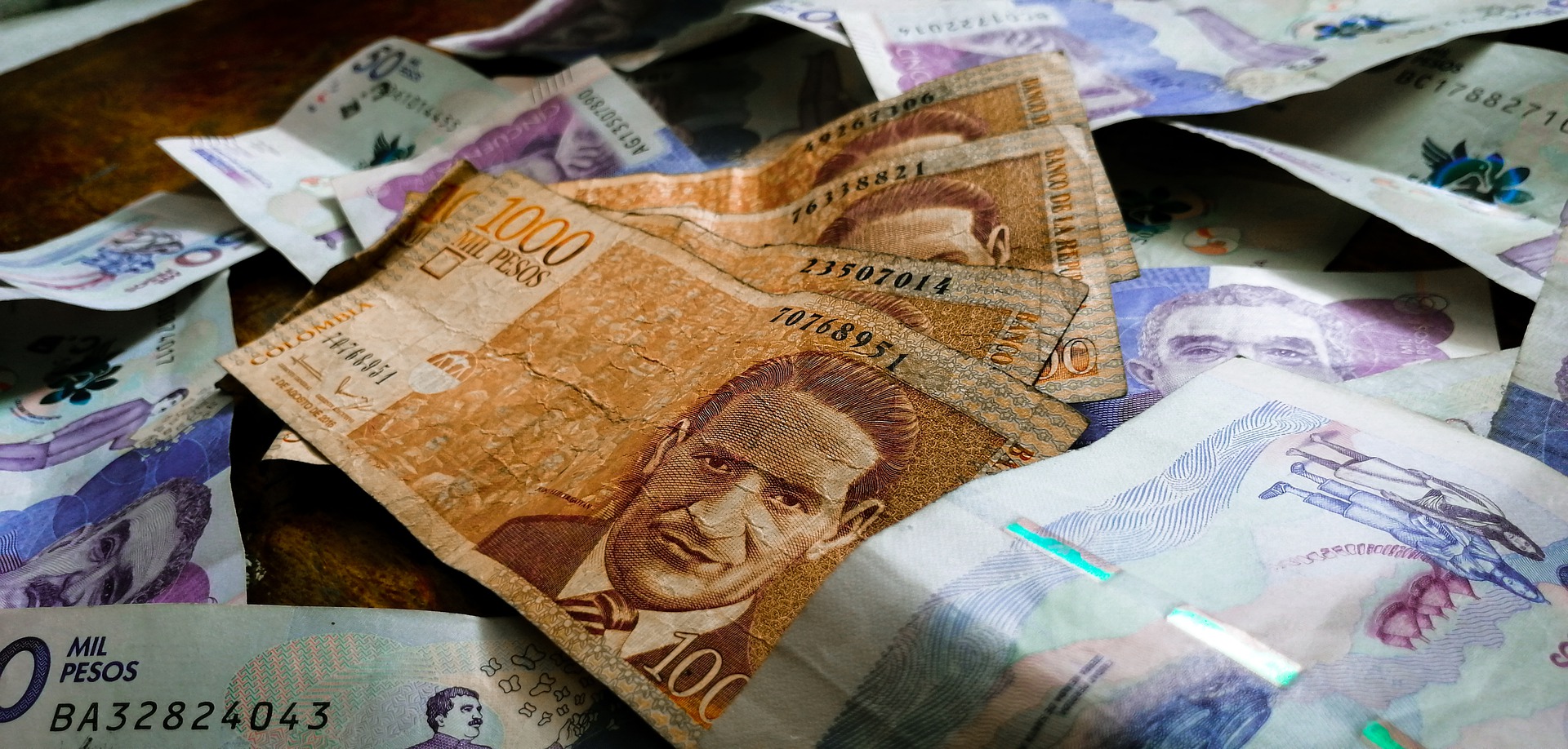 Billetes, pesos colombianos.