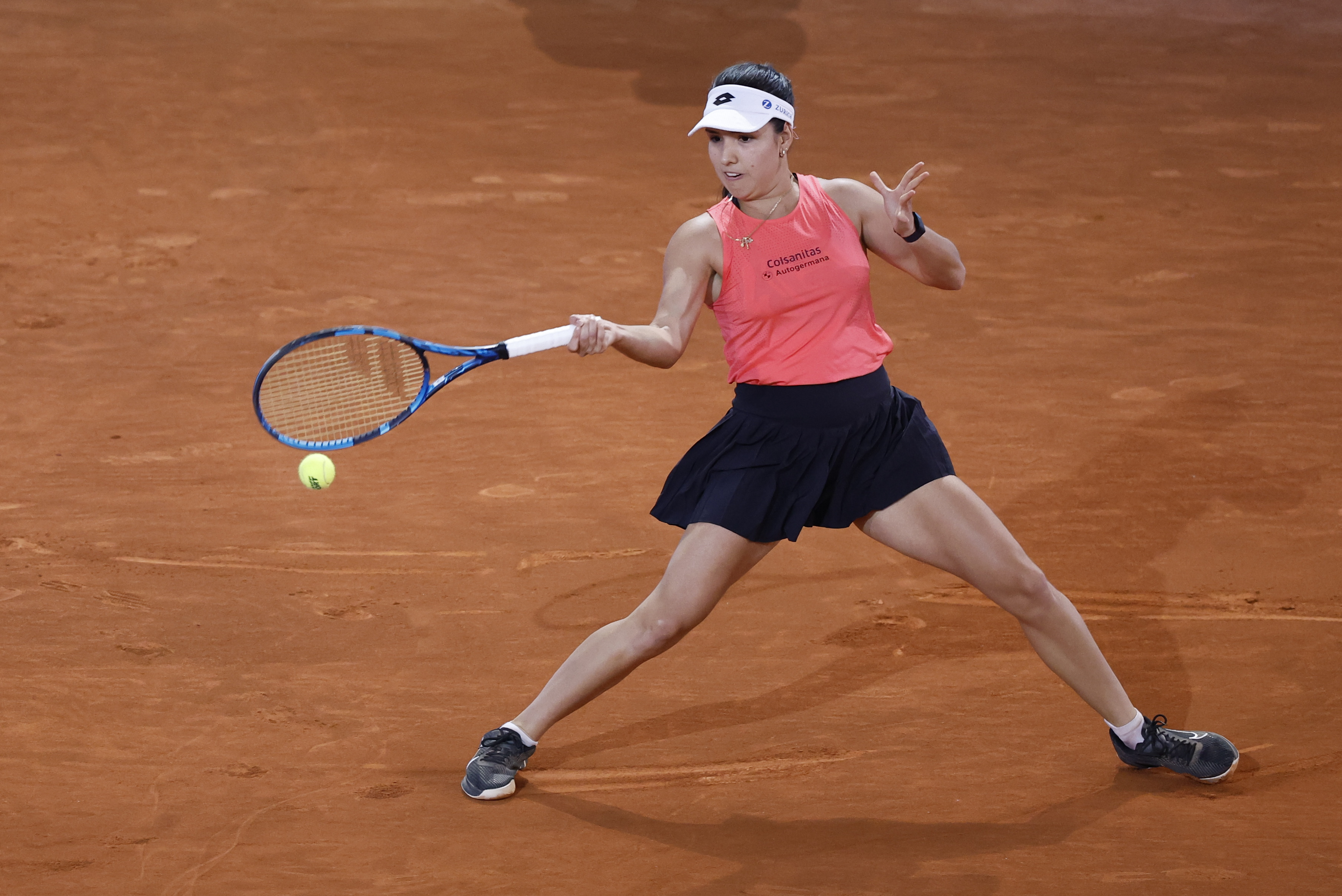 MADRID, 29/04/2023.- La tenista colombiana María Camila Osorio devuelve la bola a la rusa Arina Sabalenka durante su partido de tercera ronda del torneo Masters 1000 Mutua Madrid Open de tenis disputado este viernes en la Caja Mágica, en Madrid. EFE/Chema Moya