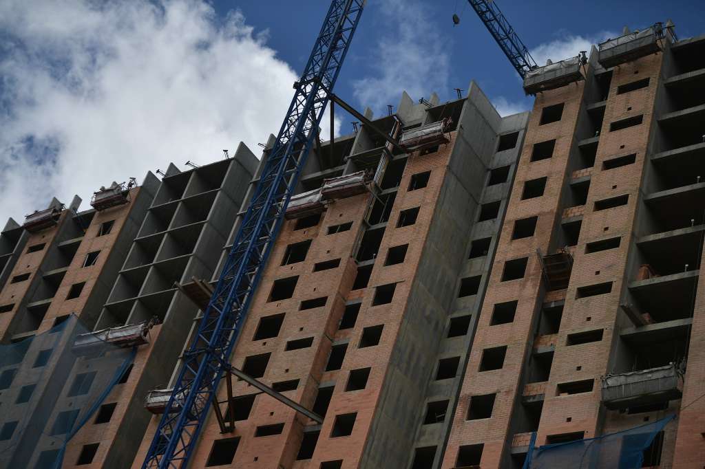 Avisos de Se Vende en fachadas de casas, apartamentos y otro tipo de edificaciones en proceso de construcción