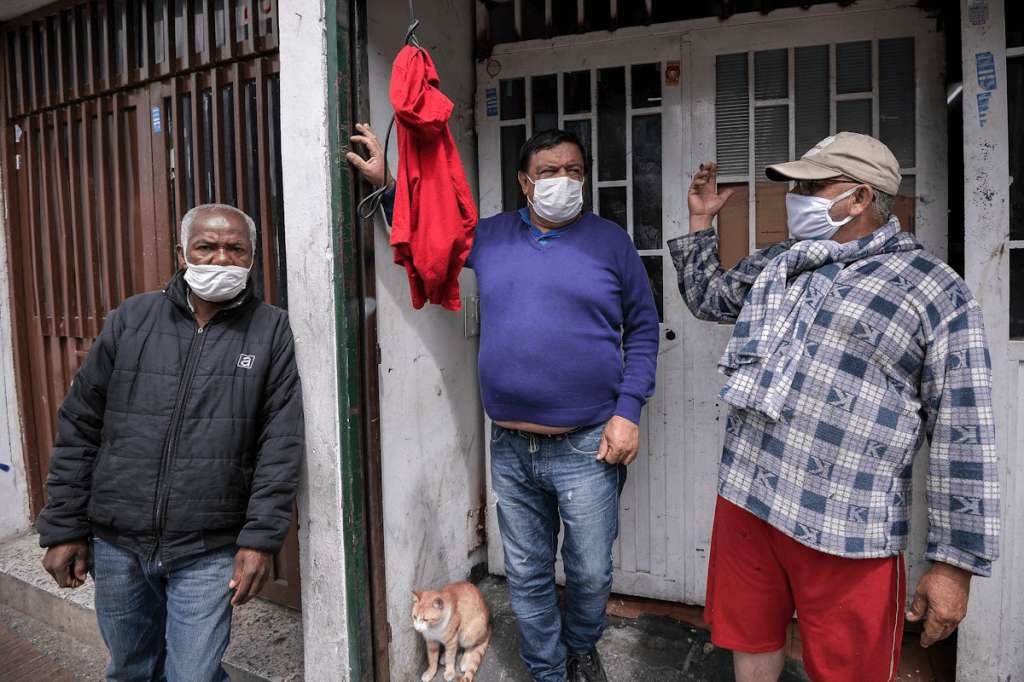 Con trapos rojos, familias han pedido ayuda en Bogotá ante las precarias condiciones que han tenido que vivir durante la cuarentena. /El Espectador