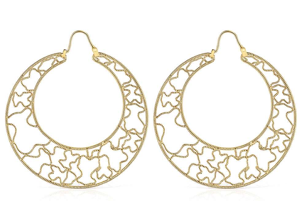 La filigrana es una técnica orfebre que consiste en fabricar hilos muy finos de metal entrelazados y laminados que dan una apariencia de grana, generalmente oro o plata, para conformar elaboradas piezas de joyería que asemejan un encaje. Hoy en día, Mompox es reconocida como una de las 4 ciudades del oro y cuenta con más de 300 joyeros artesanos.