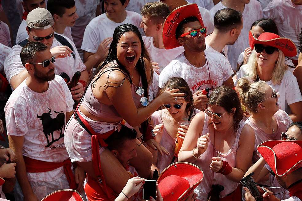 Miles de personas festejan entre aglomeraciones el inicio de las fiestas de San Fermín 2018, tras el lanzamiento del tradicional chupinazo desde el balcón del Ayuntamiento de Pamplona. / Foto: EFE