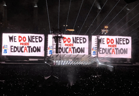 Así fue como la bandera de los estudiantes llegó a la tarima de Roger Waters