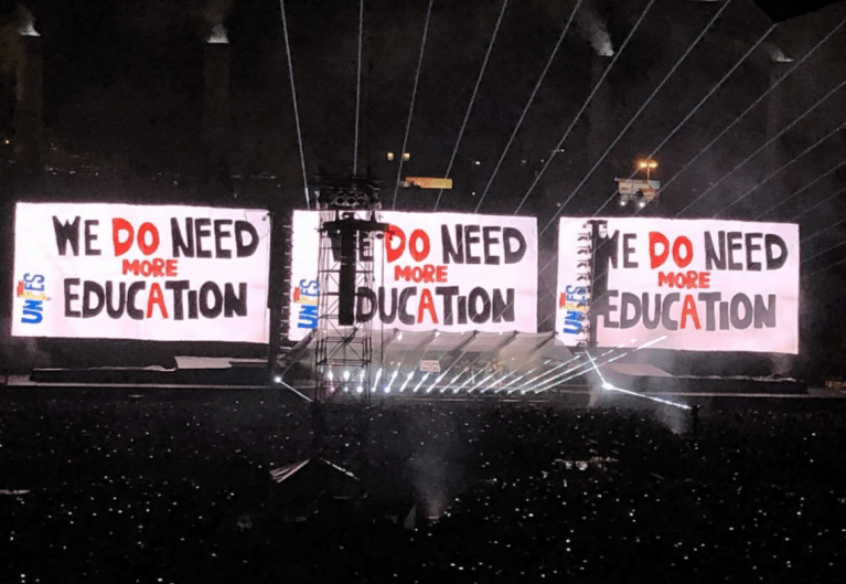 Así fue como la bandera de los estudiantes llegó a la tarima de Roger Waters