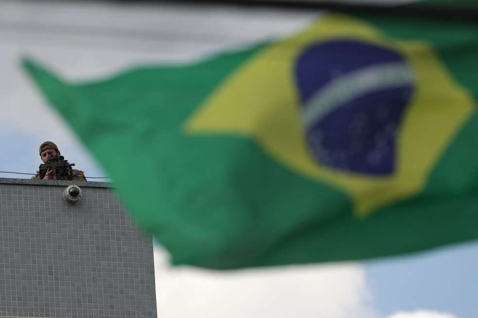 Un francotirador vigila el edificio de la Policía Federal en Curitiba, en donde hay una celda para el expresidente Lula. / EFE