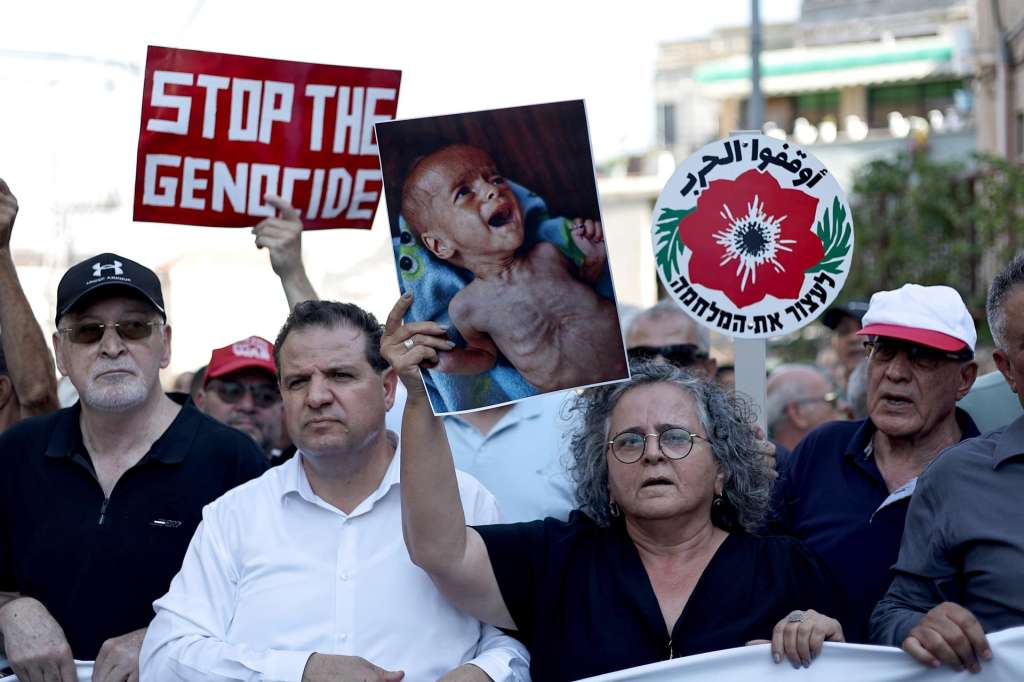 Sakhnin (Israel), 25/07/2025.- Israeli Arab MPs Aida Touma-Suleiman (C-R) and Ayman Odeh (C-L) take part in a protest against the war on Gaza and the famine stemming from it, calling for aid to be allowed in the Strip, in the Arab city of Sakhnin, northern Israel, 25 July 2025. At least 122 Palestinians, including 83 children, have died of malnutrition in the Gaza Strip, the Palestinian Ministry of Health said on 25 July. (Protestas) EFE/EPA/ATEF SAFADI