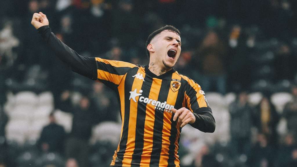Gustavo Puerta festeja su primer gol en Europa al marcar con Hull City en FA Cup.