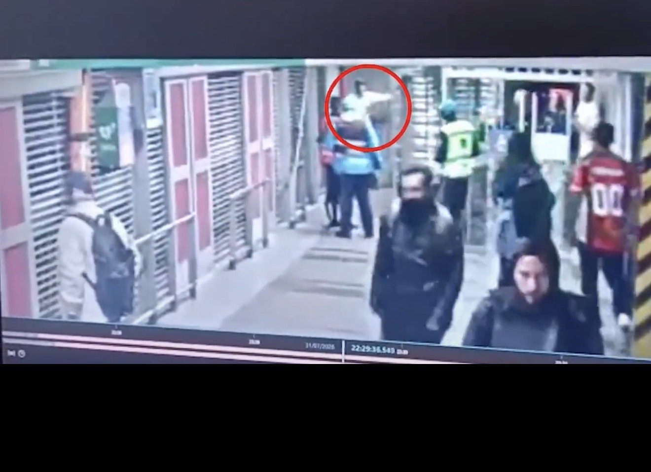 El ataque contra el guarda quedó registrado en cámaras de seguridad de la estación Universidades–City U.