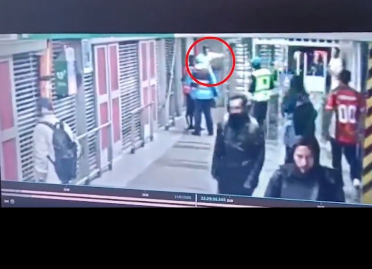 En video: presuntos colados, al parecer ebrios, agredieron a vigilantes de Transmilenio