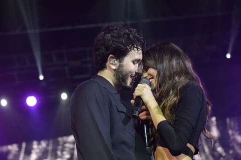 Sebastián Yatra y Tini Stoessel: ¿confirman su romance con un beso sobre el escenario?